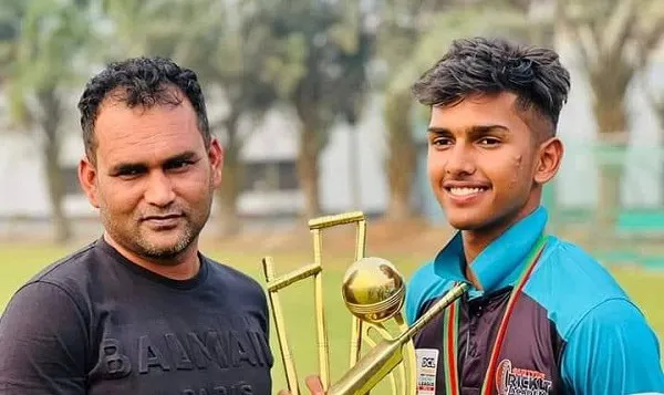 বাবার সঙ্গে ক্রিকেট খেলছেন ছেলে, উচ্ছ্বাসে ভরপুর. Channel i News - চ্যানেল আই নিউজ