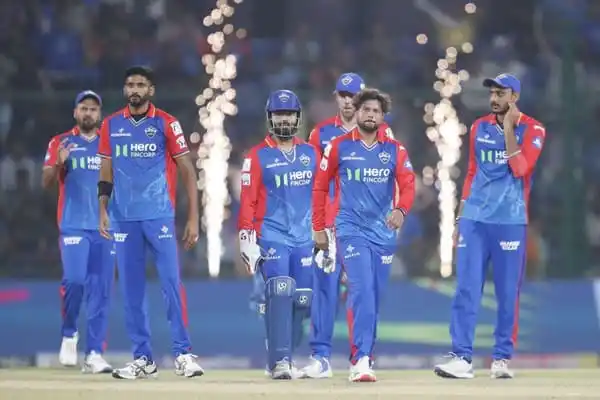 ভারতীয় ক্রিকেট দল মাঠে প্রস্তুত, খেলোয়াড়রা একসঙ্গে হাঁটছেন. Channel i News - চ্যানেল আই নিউজ