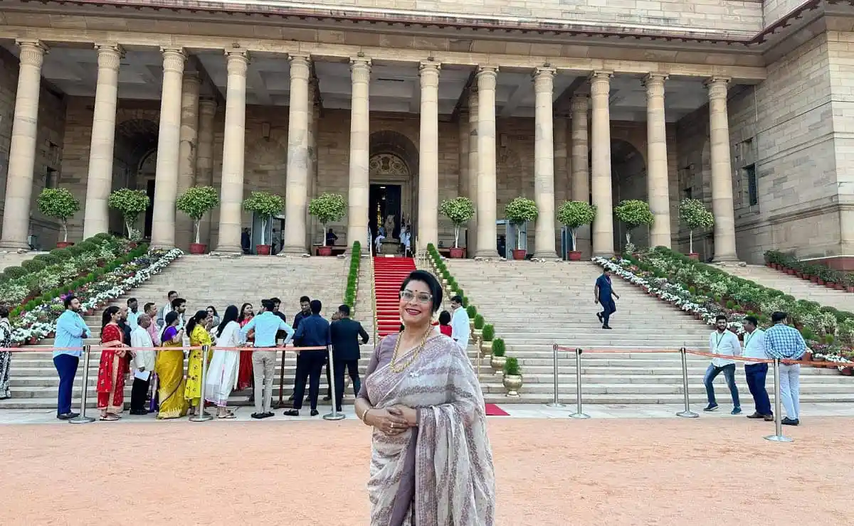 প্রধান অতিথি মহিলার ছবি, সুন্দর পোশাক পরা, হাসিমুখে দাঁড়িয়ে. Channel i News - চ্যানেল আই নিউজ