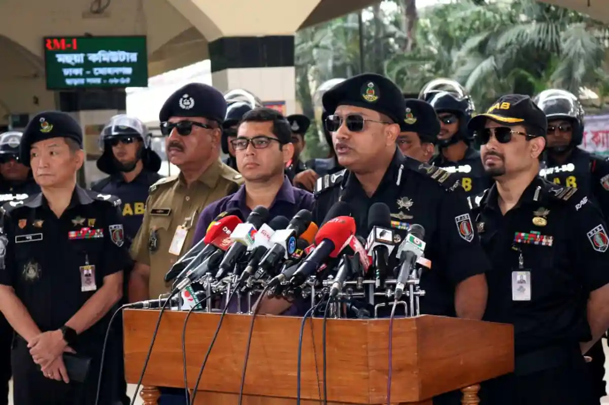 র্যাবের কর্মকর্তারা সংবাদ সম্মেলনে অংশগ্রহণ করছেন. Channel i News - চ্যানেল আই নিউজ