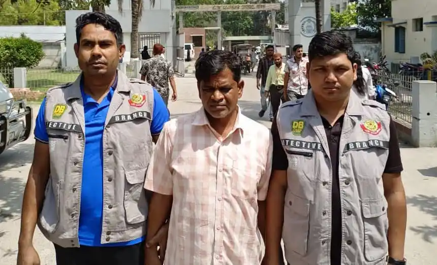 নিরাপত্তা কর্মীদের সঙ্গে একজন ব্যক্তি, বাংলাদেশে ছবি. Channel i News - চ্যানেল আই নিউজ