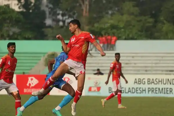 ফুটবল খেলোয়াড়রা মাঠে খেলছে, একদল অন্যদলের বিরুদ্ধে. Channel i News - চ্যানেল আই নিউজ