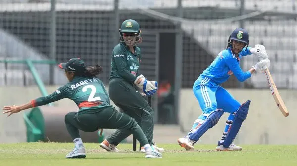 বাংলাদেশ ও ভারতের মহিলা ক্রিকেট ম্যাচের দৃশ্য, খেলোয়াড়রা মাঠে ব্যাটিং ও ফিল্ডিং করছে. Channel i News - চ্যানেল আই নিউজ
