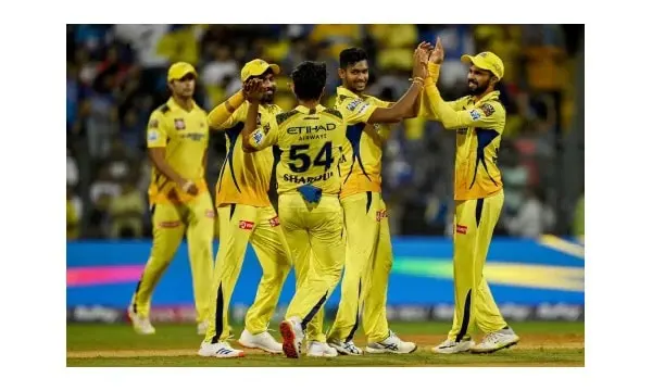 চেন্নাই ক্রিকেট দল জয়ের উদযাপন করছে মাঠে, খেলোয়াড়রা হাসছে ও একসাথে উল্লাস করছে. Channel i News - চ্যানেল আই নিউজ