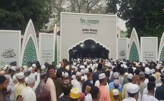 ঈদের প্রধান জামাতে মুসল্লিরা অংশগ্রহণ করছে, শান্তি ও সমৃদ্ধির জন্য প্রার্থনা।. Channel i News - চ্যানেল আই নিউজ