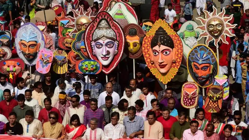 বৈচিত্র্যময় পুতুলের মুখোশের সঙ্গে মঙ্গল শোভাযাত্রা. Channel i News - চ্যানেল আই নিউজ