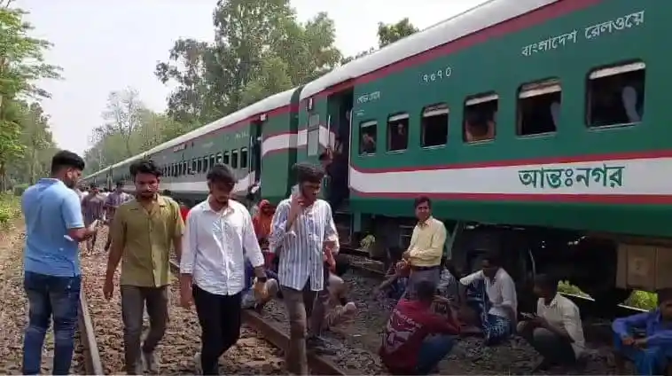 সাগরদাঁড়ি এক্সপ্রেসের ইঞ্জিন বিকল, যাত্রীরা দুর্ভোগে. Channel i News - চ্যানেল আই নিউজ