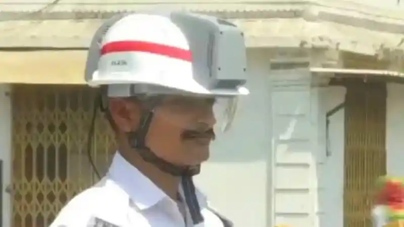 একজন শ্রমিক হেলমেট পরা, নির্মাণ কাজের জন্য প্রস্তুত. Channel i News - চ্যানেল আই নিউজ