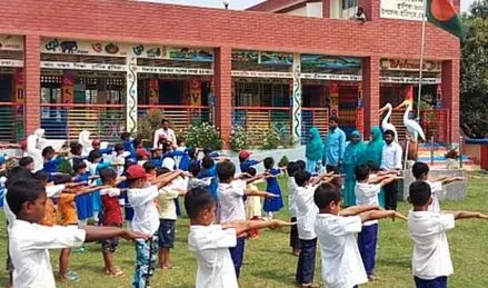শিক্ষার্থীরা স্কুলে দাঁড়িয়ে অনুশীলন করছে. Channel i News - চ্যানেল আই নিউজ