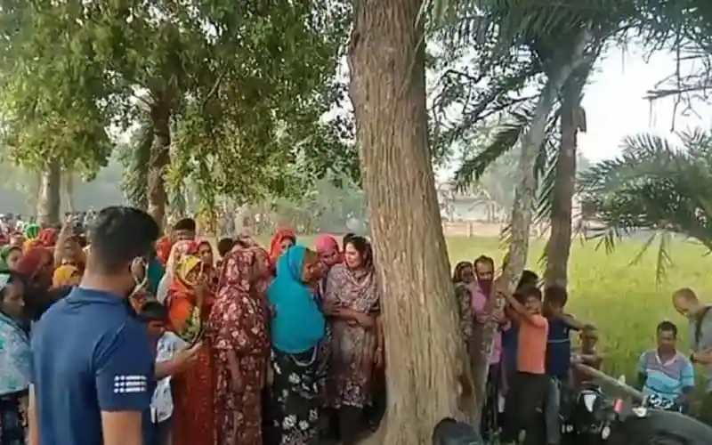 গাছের পাশে ভিড় করে নিহত দুই কিশোরের পরিবার ও স্থানীয়রা. Channel i News - চ্যানেল আই নিউজ