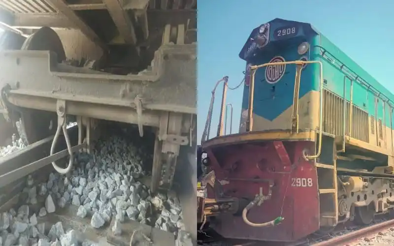কক্সবাজার রেলপথে ট্রেন লাইনচ্যুত, যোগাযোগ বন্ধের ছবি।. Channel i News - চ্যানেল আই নিউজ