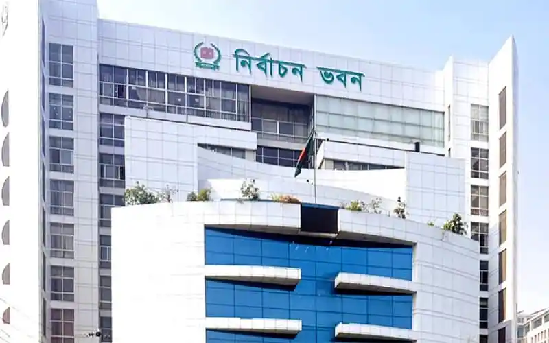 নির্বাচন ভবনের সামনে বাংলাদেশ পতাকা উড়ছে. Channel i News - চ্যানেল আই নিউজ