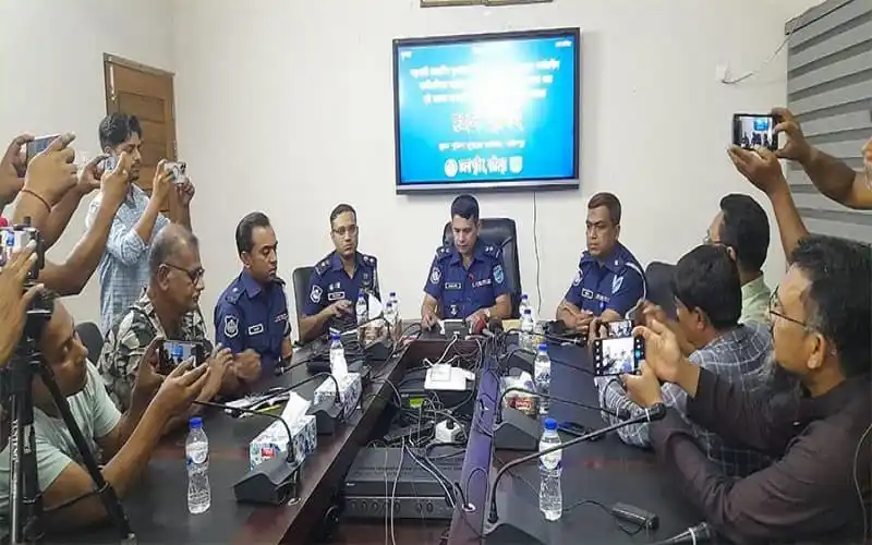 বাংলাদেশ পুলিশ কর্মকর্তাদের সঙ্গে সাংবাদিকদের বৈঠক, সবাই মোবাইল ফোনে ছবি তুলছে. Channel i News - চ্যানেল আই নিউজ