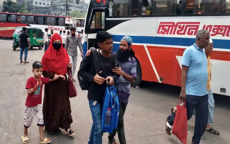 রাজধানীতে কর্মজীবী মানুষ বাসে ও রাস্তায় ফিরছে. Channel i News - চ্যানেল আই নিউজ