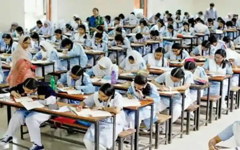চট্টগ্রাম কেন্দ্রীয় কলেজে এইচএসসি পরীক্ষার ফরম পূরণের জন্য ছাত্রছাত্রীরা পরীক্ষা দিচ্ছে. Channel i News - চ্যানেল আই নিউজ
