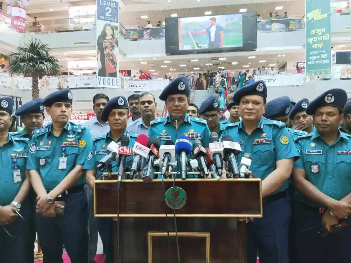 ঢাকার বিমানবন্দরে নিরাপত্তা বাহিনী ও কর্মকর্তাদের উপস্থিতি. Channel i News - চ্যানেল আই নিউজ