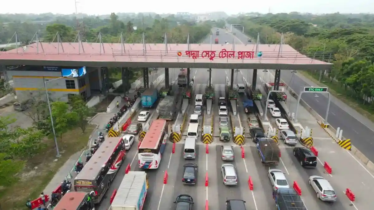 পদ্মাসেতু টোল প্লাজায় যানবাহনের সারি. Channel i News - চ্যানেল আই নিউজ