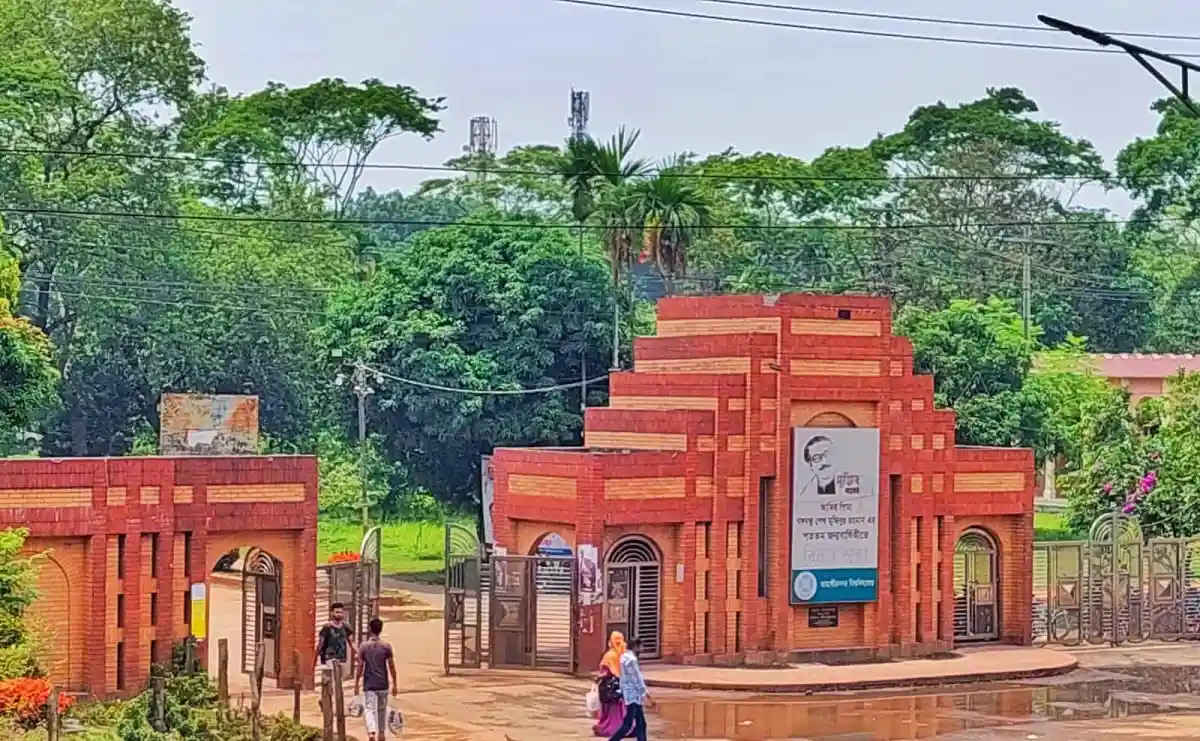 জাবি ক্যাম্পাসে শিক্ষার্থীদের বহিষ্কার সংক্রান্ত ছবি।. Channel i News - চ্যানেল আই নিউজ