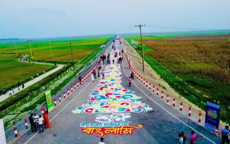 হাওরের সড়কে রঙিন আলপনা ও পর্যটকদের ভিড়. Channel i News - চ্যানেল আই নিউজ