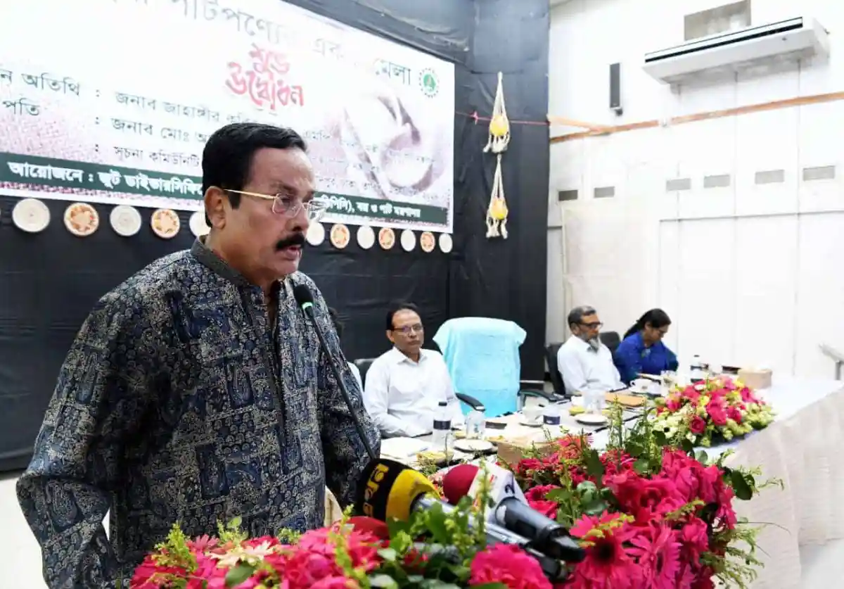 নানক বক্তৃতা দিচ্ছেন, প্যানেল ও ফুলের সাজসজ্জা সহ ছবি. Channel i News - চ্যানেল আই নিউজ