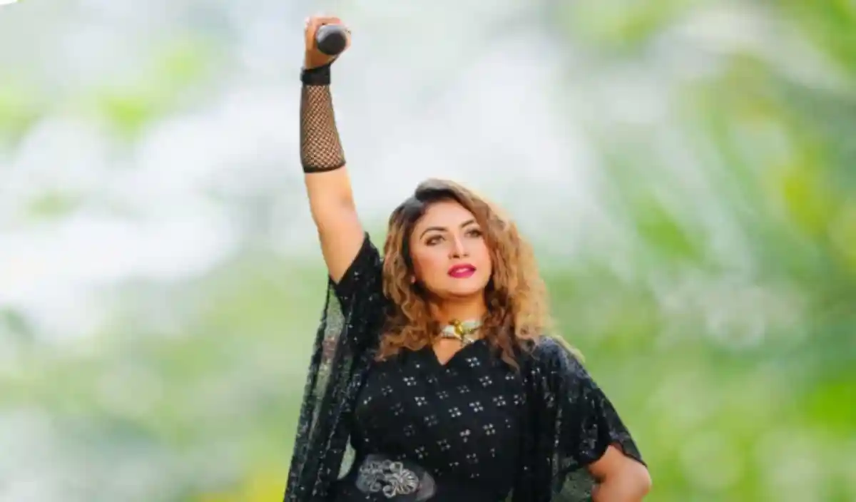 সেরাকণ্ঠের দোলা নতুন গান নিয়ে আসছেন, গানের মঞ্চে পারফর্ম করছেন. Channel i News - চ্যানেল আই নিউজ