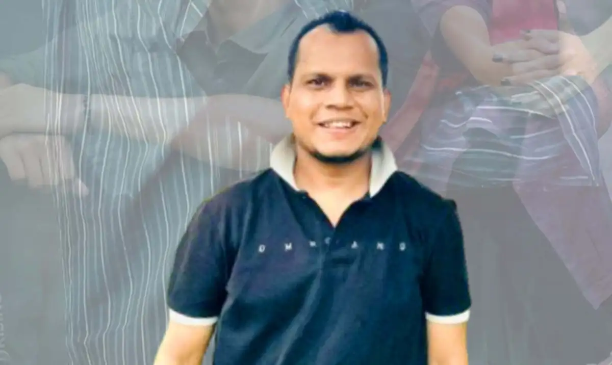 প্রফুল্ল মুখার্জি হাসিমুখে ছবি, বাংলাদেশি যুবক. Channel i News - চ্যানেল আই নিউজ