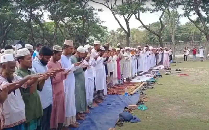 পটুয়াখালীতে ইসতেসকার নামাজ আদায়রত মুসল্লিরা. Channel i News - চ্যানেল আই নিউজ