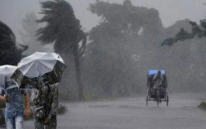 বৃষ্টির মধ্যে রিকশা ও পথচারীরা ঝড়ের সময় চলাচল করছে. Channel i News - চ্যানেল আই নিউজ