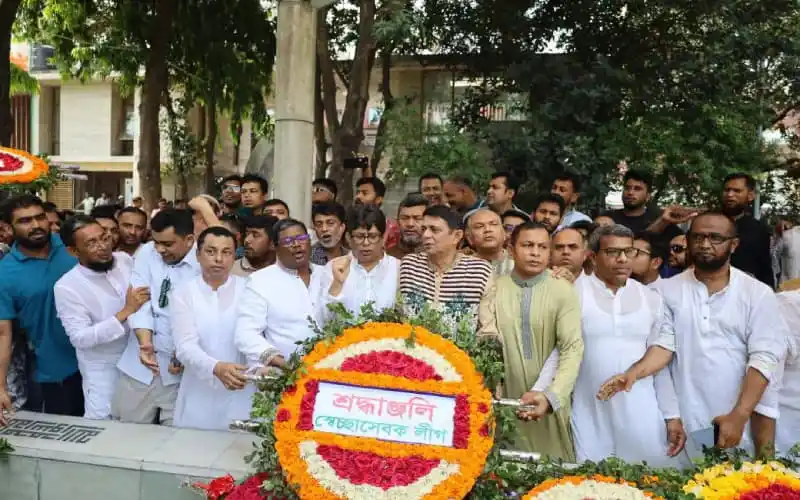 স্বেচ্ছাসেবক লীগের পুষ্পস্তবক অর্পণ শহীদ শেখ জামালের সমাধিতে. Channel i News - চ্যানেল আই নিউজ