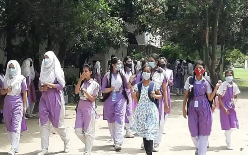 স্কুলে ছাত্রীরা মাস্ক পরে নিরাপদে প্রবেশ করছে. Channel i News - চ্যানেল আই নিউজ