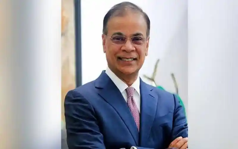 আজিজ খান হাসিমুখে পেশাদার পোশাকে, ব্যবসায়িক পরিবেশে. Channel i News - চ্যানেল আই নিউজ