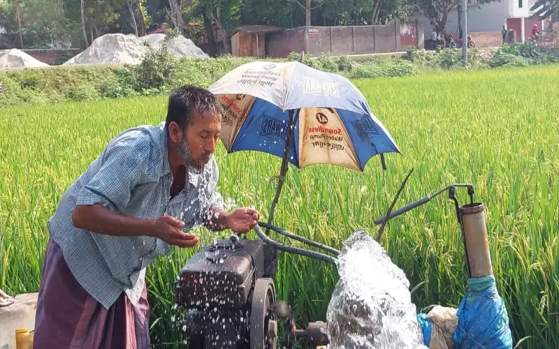 কৃষক জল সরবরাহের জন্য জলযন্ত্র ব্যবহার করছে. Channel i News - চ্যানেল আই নিউজ