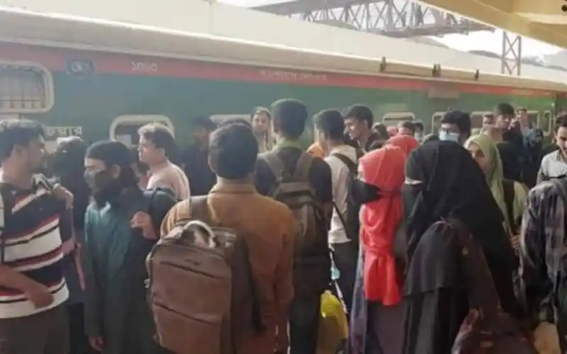 রাজধানী ছাড়ছেন মানুষ, ঈদযাত্রায় ভিড় রেলস্টেশনে. Channel i News - চ্যানেল আই নিউজ