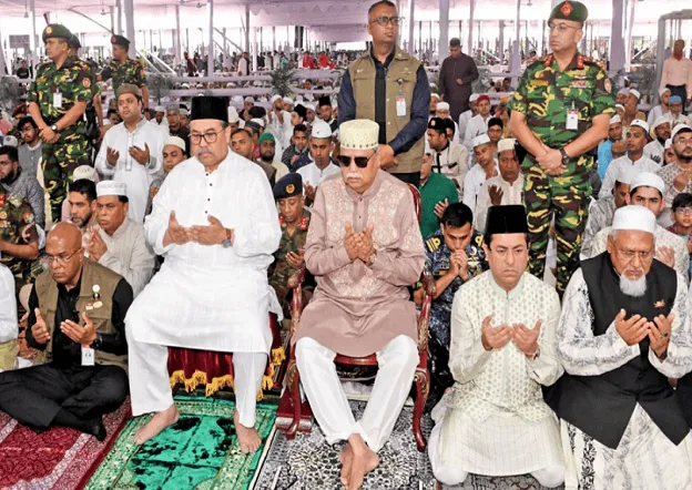 রাষ্ট্রপতি ও অন্যান্য মুসল্লিরা জাতীয় ঈদগাহে ঈদের নামাজ আদায় করছেন. Channel i News - চ্যানেল আই নিউজ