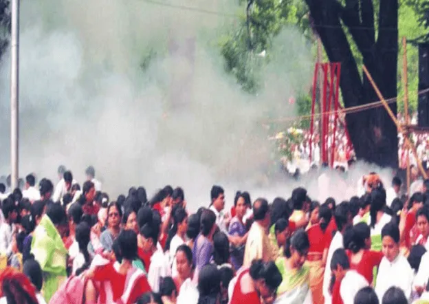 জনসমাগমের মধ্যে ধোঁয়া ও আতঙ্ক, রমনা বটমূলে বোমা হামলার দৃশ্য. Channel i News - চ্যানেল আই নিউজ