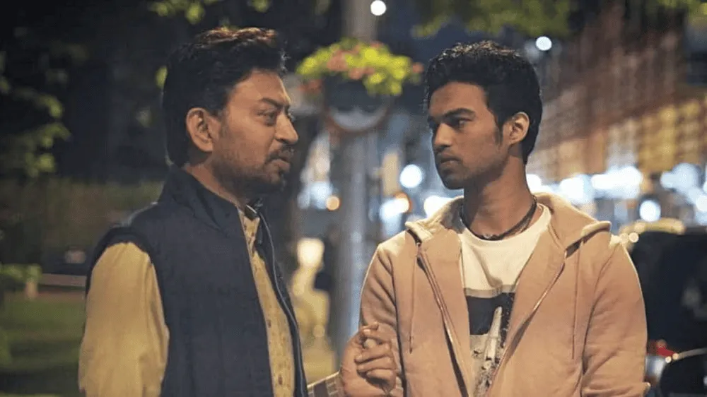 দুই যুবক গভীর আলোচনা করছে, রাতে শহরের আলোকোজ্জ্বল পরিবেশে. Channel i News - চ্যানেল আই নিউজ