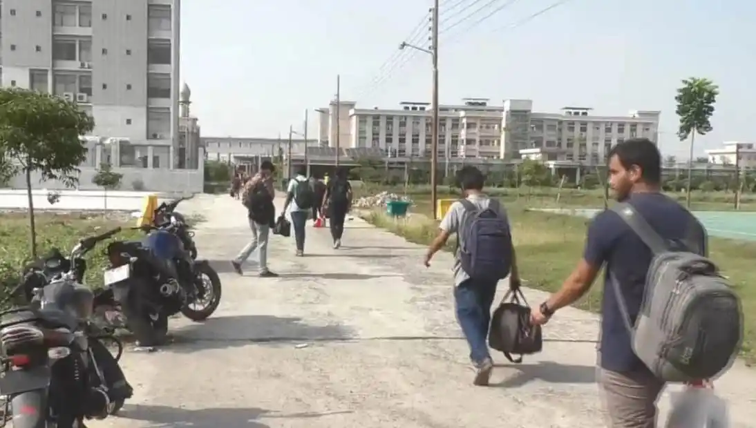 সাতক্ষীরা মেডিকেল কলেজের সামনে ছাত্রলীগের সংঘর্ষের ছবি. Channel i News - চ্যানেল আই নিউজ