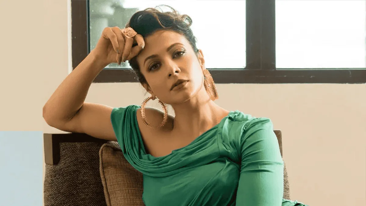 কোয়েল মল্লিক আহত অবস্থায় ক্যামেরার সামনে দাঁড়িয়ে আছেন. Channel i News - চ্যানেল আই নিউজ