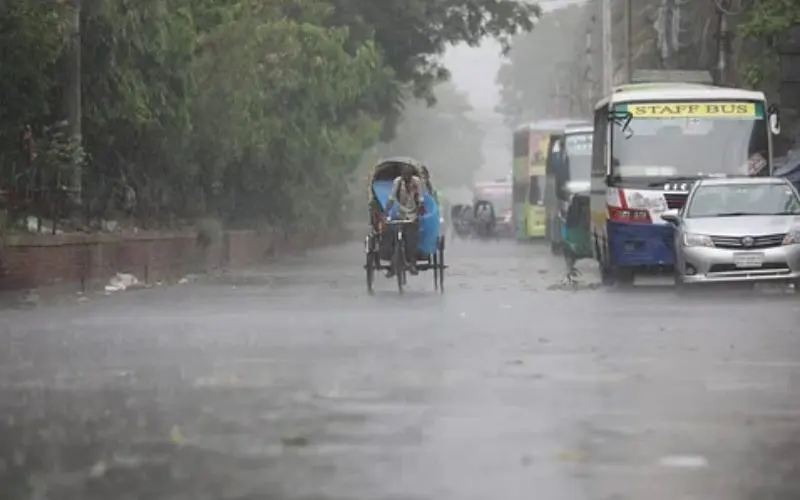 বৃষ্টির কারণে ঢাকার রাস্তায় জল জমে গেছে, যানবাহন চলাচল ব্যাহত. Channel i News - চ্যানেল আই নিউজ