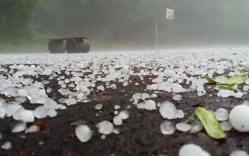শিলাবৃষ্টি ও তুষারপাতের দৃশ্য, ঝড়ের কারণে মাঠে বরফের মতো বরফের টুকরো পড়ছে. Channel i News - চ্যানেল আই নিউজ