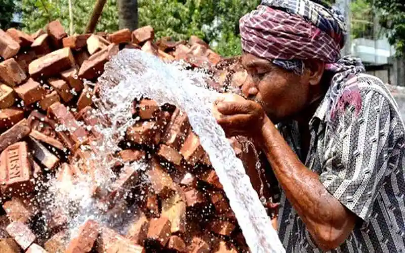 একজন ব্যক্তি ঠাণ্ডা পানিতে মুখ ধুচ্ছেন, তাপপ্রবাহের মধ্যে. Channel i News - চ্যানেল আই নিউজ