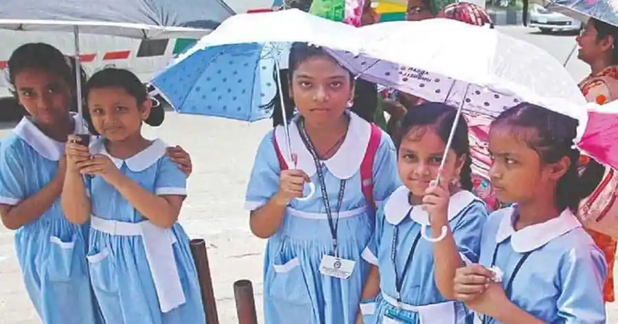 শিক্ষার্থীরা তীব্র গরমে ছাতা ব্যবহার করে স্কুলে আসছে. Channel i News - চ্যানেল আই নিউজ
