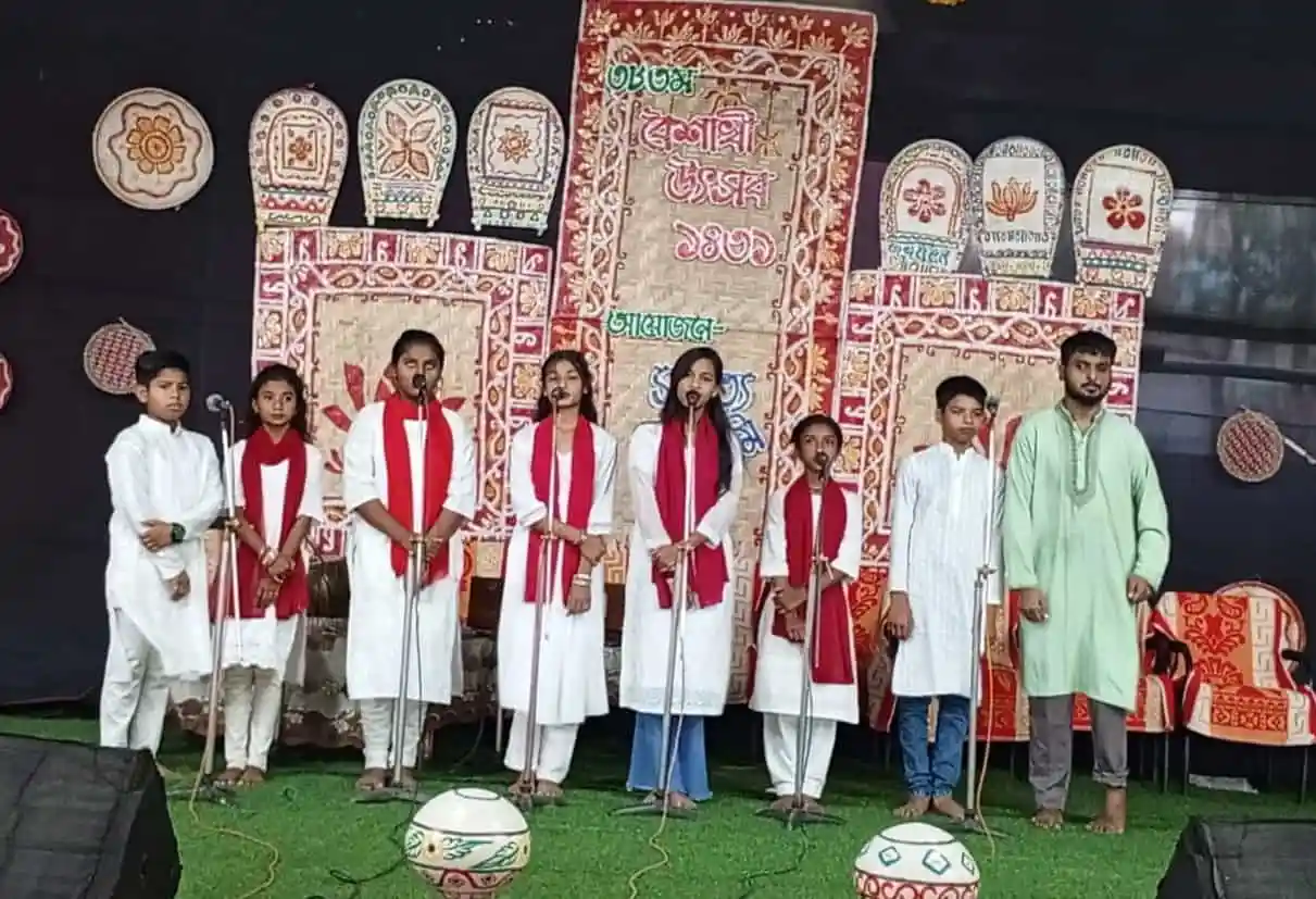 বৈশাখী উৎসবের অনুষ্ঠানে অংশগ্রহণকারী শিশু ও যুবকদের পরিবেশনা. Channel i News - চ্যানেল আই নিউজ