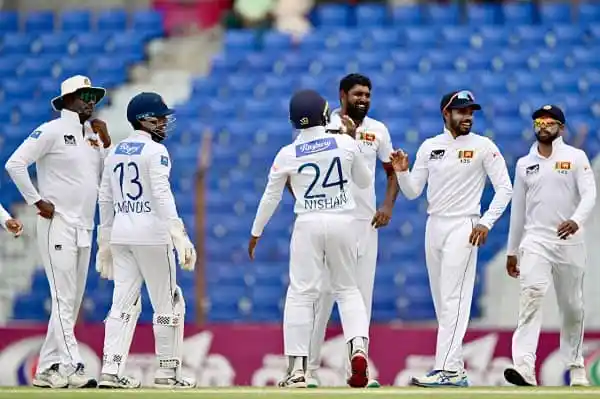 বাংলাদেশ ক্রিকেট দলের খেলোয়াড়রা মাঠে একসাথে হাসি-মুখে আলোচনা করছে. Channel i News - চ্যানেল আই নিউজ