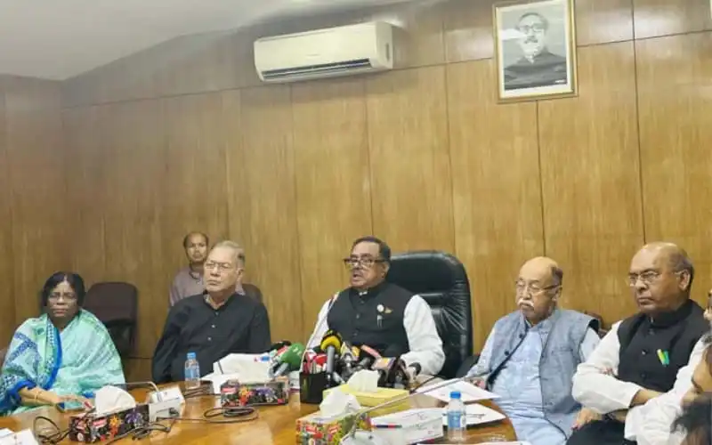 বাংলাদেশের রাজনৈতিক নেতারা বৈঠকে বসে আলোচনা করছেন।. Channel i News - চ্যানেল আই নিউজ