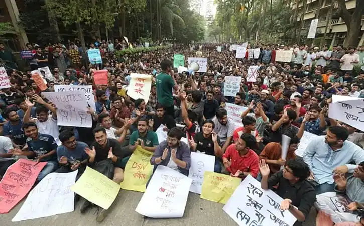 ছাত্ররা ক্যাম্পাসে রাজনীতি ও আন্দোলনের জন্য প্রতিবাদ করছে. Channel i News - চ্যানেল আই নিউজ