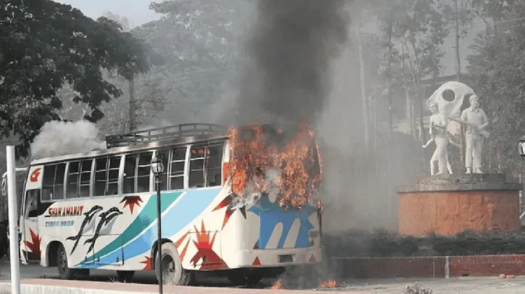 বাসে অগ্নিকাণ্ডের দৃশ্য, ধোঁয়া ও আগুন ছড়িয়ে পড়ছে. Channel i News - চ্যানেল আই নিউজ
