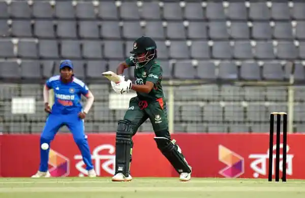 বাংলাদেশের ক্রিকেটার ব্যাটিং করছে, আন্তর্জাতিক ক্রিকেট ম্যাচ. Channel i News - চ্যানেল আই নিউজ