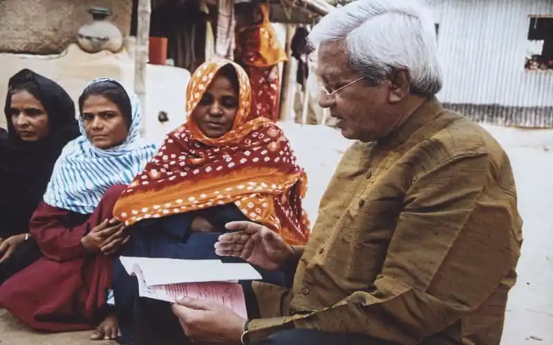 প্রবীণ ব্যক্তি ও নারীদের সঙ্গে আলোচনা করছেন আবেদ ভাই. Channel i News - চ্যানেল আই নিউজ