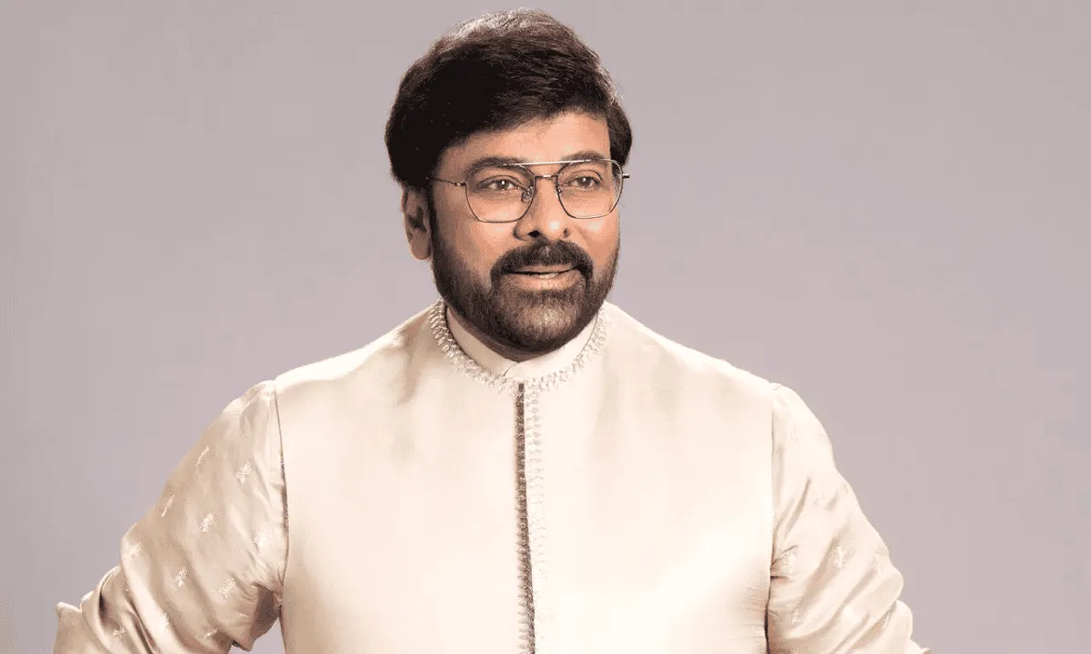 চিরঞ্জীবীর ছবি, বাংলার জনপ্রিয় অভিনেতা, হাসিমুখে পোজ দিচ্ছেন. Channel i News - চ্যানেল আই নিউজ